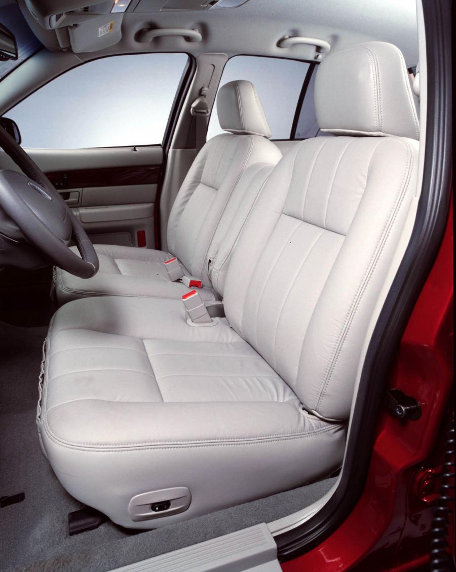Интерьер Mercury Grand Marquis 2003 года  (фото 18 из 19)